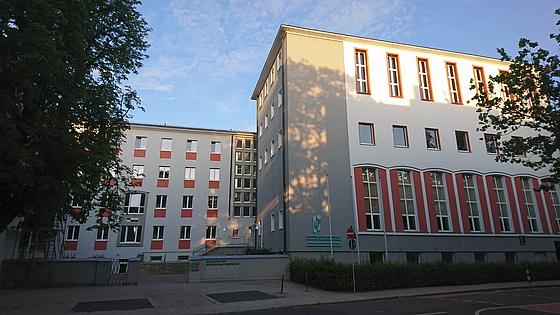 Das Bild zeigt das Gebäude der Gustl-Lang-Wirtschaftsschule in einer Außenansicht.