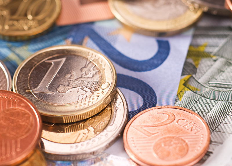 Das Bild zeigt Geld in Euromünzen und Euroscheinen und soll die Stadtfinanzen symbolisieren