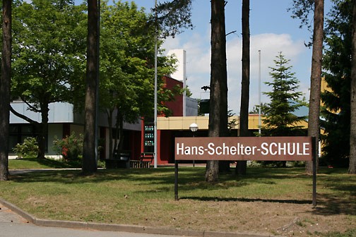 Das Bild zeigt die Hans-Schelter-Schule von außen.