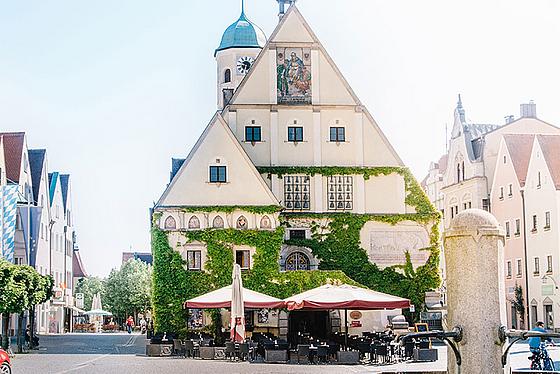 Das Alte Rathaus mit oktogonalem Brunnen