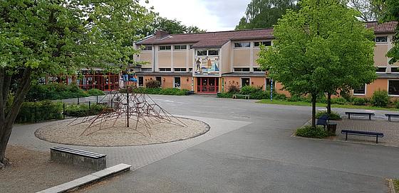 Das Bild zeigt den Pausenhof der Albert-Schweitzer-Schule