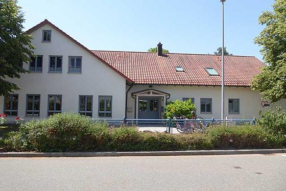 Dieses Bild zeigt das Gebäude des AWO Kindergarten Kunterbunt von außen in einer Frontansicht