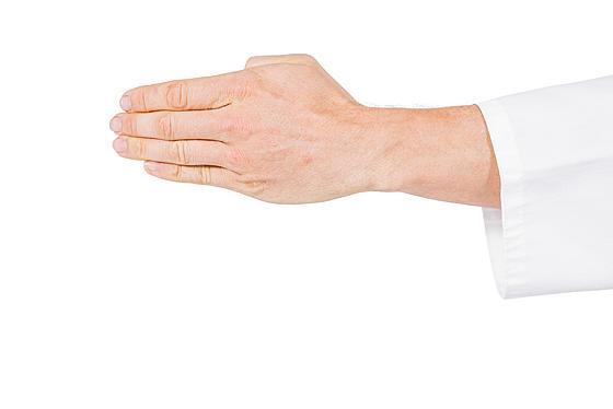 Dieses Bild zeigt eine Hand bei einem Karateschlag.