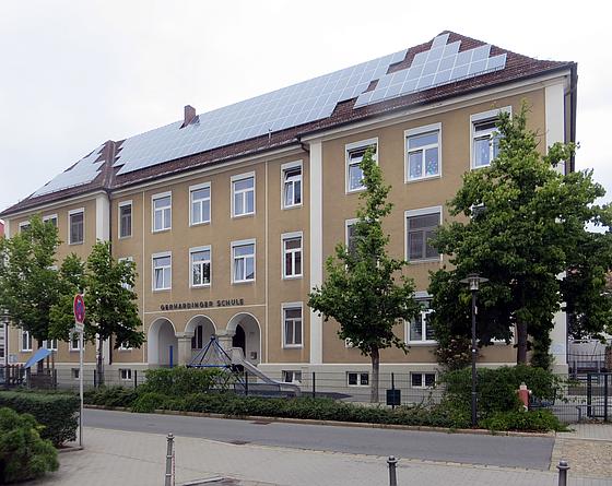 Das Bild zeigt eine Frontansicht des Schulgebäudes.