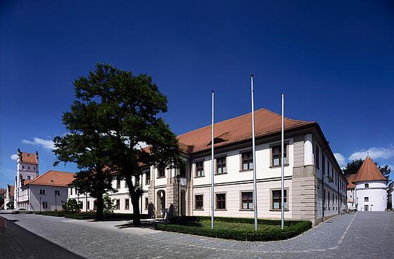 Das Bild zeigt das Keramikmuseum Weiden i.d.OPf in einer Außenansicht.