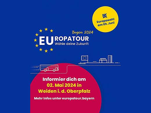 Auf dem Bild ist ein leuchtender Flyer für die EUROPATOUR Bayern 2024 zu sehen, gestaltet in den Farben der Europäischen Union: Blau und Gelb. Oben auf dem Flyer prangt ein breiter, blauer Streifen mit goldenen Sternen, die einen Halbkreis formen, ähnlich der EU-Flagge. Innerhalb dieses Streifens steht in großen, weißen Buchstaben "EUROPATOUR" und darunter in kleineren Buchstaben der Slogan "Wähle deine Zukunft". Ein gelber Kreis oben rechts enthält schwarze Wahlurnen- und Stimmzettel-Symbole mit dem Datum der Europawahl: "am 09. Juni". Unterhalb des blauen Streifens folgt ein roter Bereich, in dem in weißen Buchstaben steht: "Informier dich am 02. Mai 2024 in Weiden i. d. Oberpfalz". Darunter ist die Webseite "europatour.bayern" für weitere Informationen angegeben. Am unteren Rand des Flyers ist eine stilisierte Linie, die eine Straße mit einem Bus darstellt, zu sehen, die auf der rechten Seite zu städtischen Gebäuden und auf der linken Seite zu einem ländlichen Haus führt. Die Gestaltung ist einfach und symbolisch, mit dem Fokus auf Lesbarkeit und klarer Kommunikation.