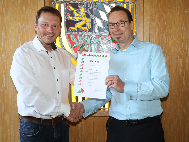 Oberbürgermeister Jens Meyer begrüßt den neuen Baudezernenten Alkmar Zenger