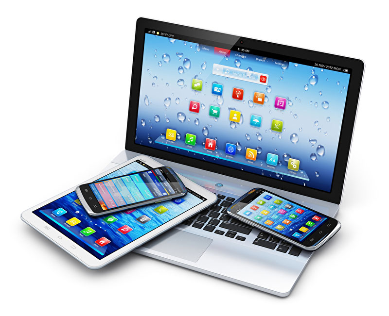 Dieses Bild zeigt einen Laptop, zwei Handys und ein Tablet.