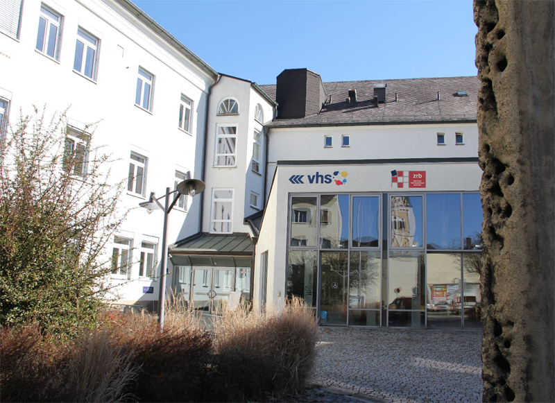 Das Bild zeigt den Eingangsbereich der Volkshochschule und des ZrB.
